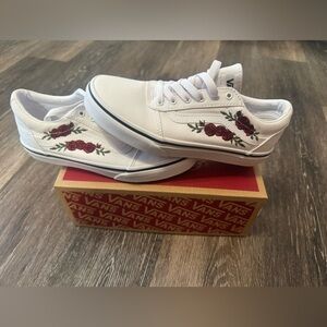 Youth Vans Ward White Sneakers with Red Floral Embroidery - Kids size 4 - NIB
